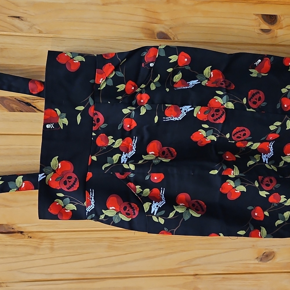 Black Apple Skull Print Pencil Skirt